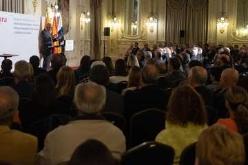 Morales recoge la Medalla de Oro de la Cámara por el servicio del Cabildo a la economía de la Isla (Foto TA)